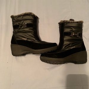 Black snow boots